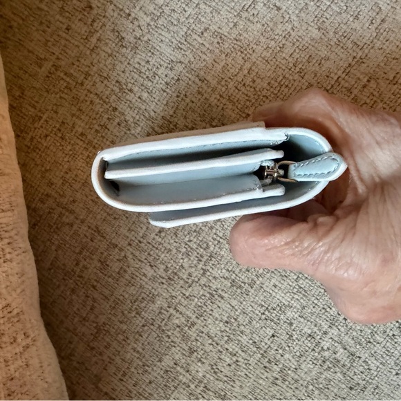 Kate Spade Gemma NWOT White/pale grey Scalloped Edge Compact Wallet 4.5x4 - Picture 9 of 11